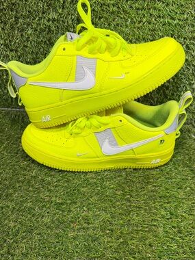 Nike Air Force 1 LV8 Utility Volt Neon Yellow AR1708-700 Size 7Y Low Top AF1